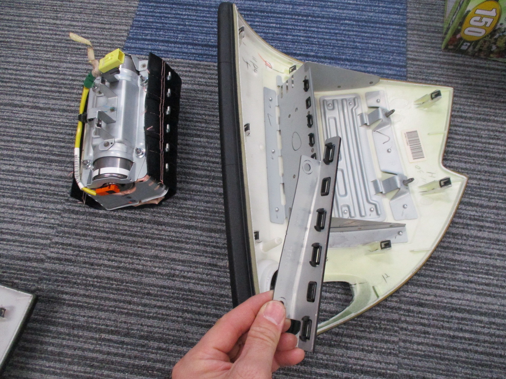 RX-8のひび割れてしまった助手席エアバッグカバー（ダッシュ